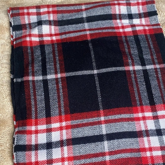 Francesca’s Scarf Beanie & Glove Gift Set Screen Compatible Christmas Gift - Picture 6 of 14